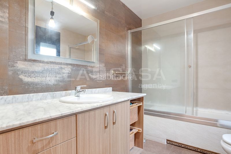 Foto c3ee4dfe-0e55-4bd0-b211-ba1aed13b0e4. Casa amb calefacció aparcament piscina a Corbera de Llobregat