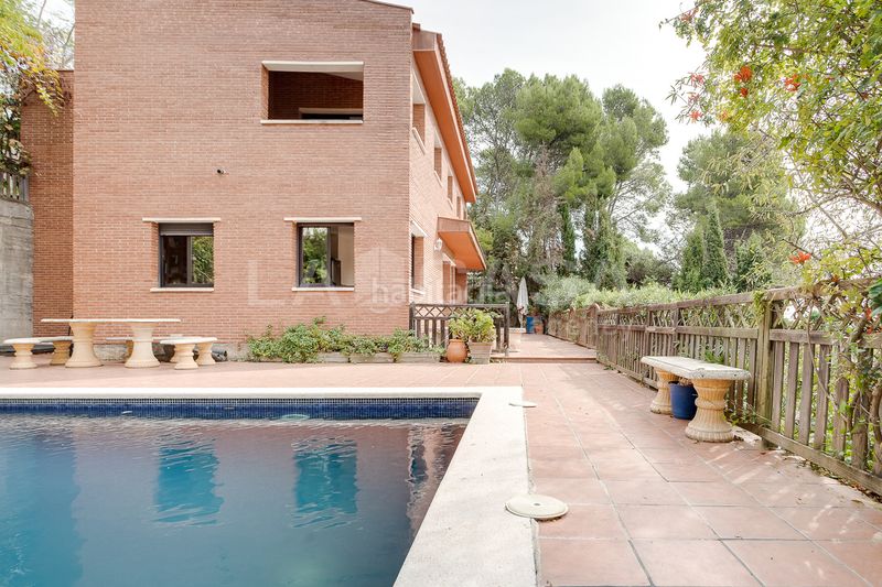 Foto ff3eb482-af84-4f5c-9b59-083fd551ec90. Casa amb calefacció aparcament piscina a Corbera de Llobregat