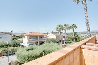 Casa aparellada a Carrer Àngel Guimerà