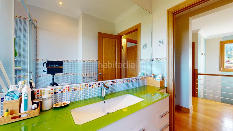 Foto c078e843-b39c-43ef-b529-e2d9c68a41e4. Casa amb aparcament a Bermeo
