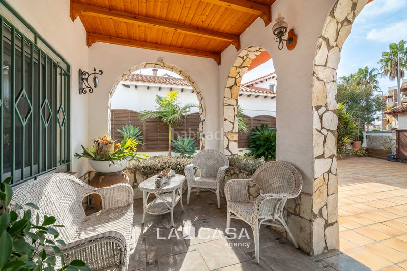 Foto 3f5c3dde-9b4a-4b6c-a60b-e2b16e8e696c. Casa amb calefacció aparcament piscina a Lluminetes Castelldefels