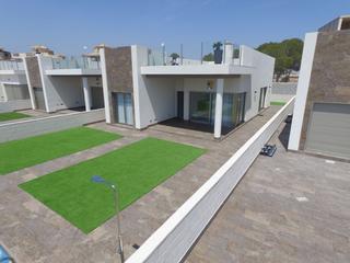 Chalet en Los Almendros. Villas independientes con amplio sótano, solarium y piscina priv