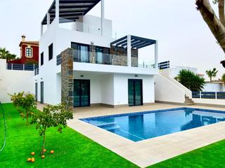 Chalet en Rojales. Villa en primera linea con 3 dormitorios a la venta en la marque