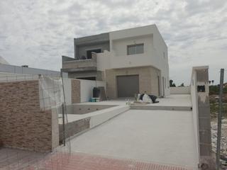 Casa aparellada a Daya Nueva. Villa pareada de 3 dormitorios con piscina privada en daya nueva