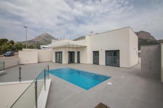Chalet en Polop. Villa independiente de 3 dorm. de nueva construcción en polop.