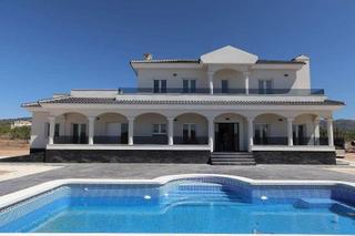 Chalet en Pinoso. Villa de nueva construcción de estilo tradicional con 5 dormitor