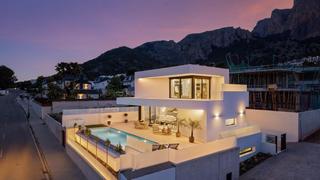 Chalet en Polop. Magnifica villa independiente de nueva construcción con 3 dormit