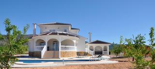 Chalet à Pinoso. Villa de estilo mediterraneo de nueva construcción con 4 dorm. y