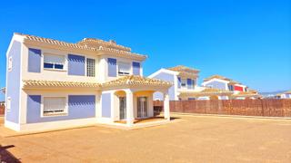 Xalet a Purias. Villa de 3 dormitorios con solarium y amplia parcela en lorcamur