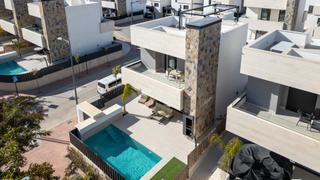 Chalet in Mar Menor golf. Chalet de lujo con 3 dormitorios y sótano en complejo cerrado ce