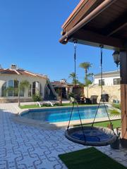 Chalet in Rojales. Villa exclusiva con casa de invitados y piscina privada en venta