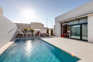 Chalet in Pilar de la Horadada Ciudad. Villa de 3 dormitorios con piscina privada a la venta en pilar d