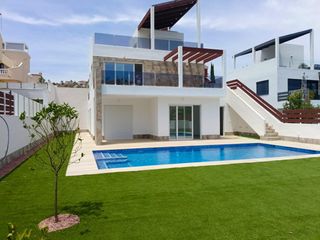 Chalet en Rojales. Llave en mano  villa en primera linea con 4 dormitorios a la ven