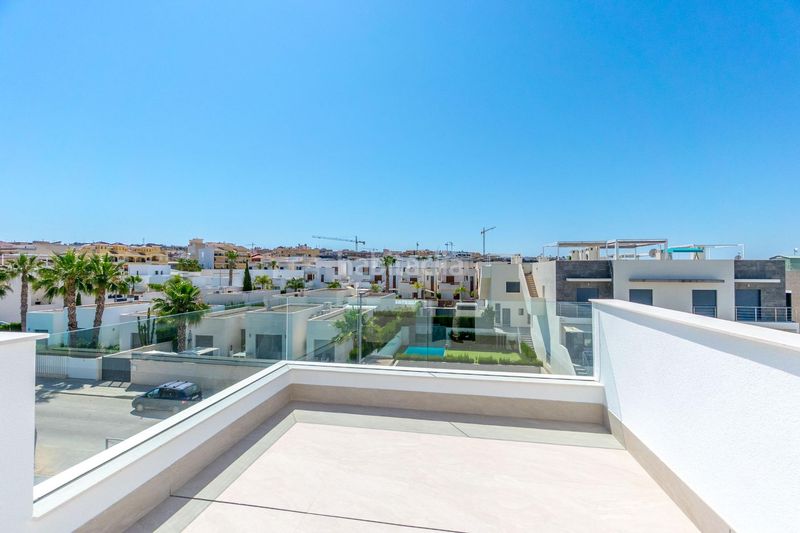 Foto 25c389e9-9cfb-4dae-a224-4c01fc565891. Casa adossada amb aparcament piscina a Benijófar