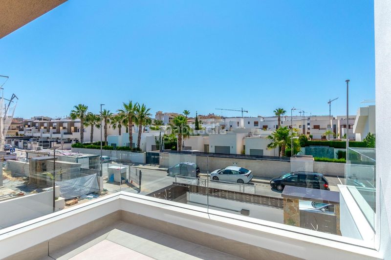 Foto 8c4ee748-76f9-4673-acfa-4b0b43f09a92. Casa adossada amb aparcament piscina a Benijófar