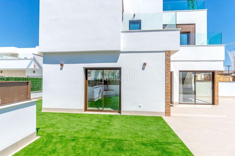 Foto b5a98593-1342-437d-8010-06a98a1845ff. Casa adossada amb aparcament piscina a Benijófar