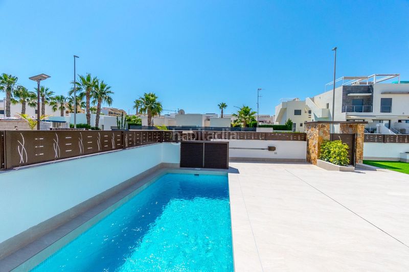 Foto f49ab72b-030f-4d25-a077-04300de0dc51. Casa adossada amb aparcament piscina a Benijófar