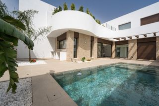 Casa bifamiliare in Almoradí. Villa de nueva construcción de 3 dorm.en heredades cerca de roja
