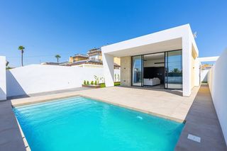 Chalet in Los Balcones-Los Altos. Chalet de una planta con 3 dormitorios y piscina privada en torr
