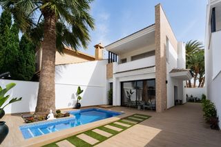 Chalet en San Pedro del Pinatar. Chalet de 3 dormitorios con piscina privada a solo 800m de la pl