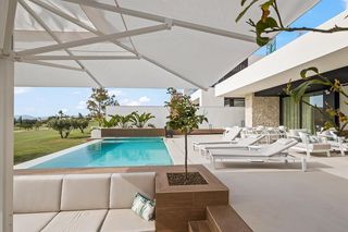 Chalet in Algorfa. Villa de 5 dormitorios y gran semisótano en primera linea de gol