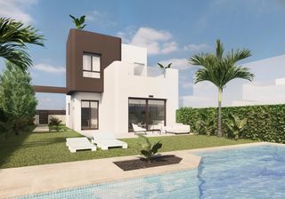 Chalet en El Pinar de Campoverde. Villa a la venta de 3 dormitorios en primera línea de golf en pi