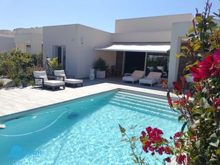 Chalet  Calle daya nueva. Exclusiva villa independiente con piscina privada a la venta en