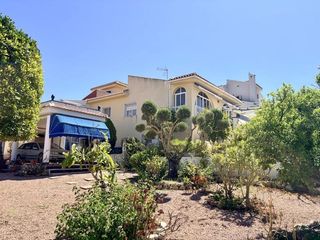 Chalet in Rojales. Villa independiente con 4 dormitorios en el campo de golf a la v