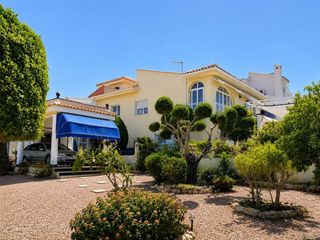 Xalet a Pueblo Lucero. Villa independiente con 4 dormitorios en el campo de golf a la v