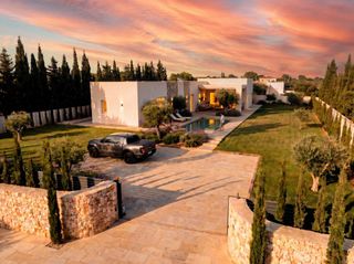 Xalet a Pinoso. Villa de 3 dormitorios y piscina privada en una planta a la vent