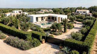 Xalet a Pedanías Oeste. Villa en una sola planta a medida con 3 dormitorios y piscina pr