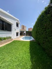 Chalet à Puerto Deportivo. Villa en fuengirola centro. piscina. 985.000€