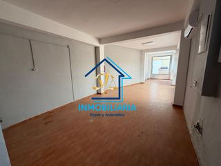 Local Comercial a Centro. Local ideal para loft con parking privado incluido en mismo edif