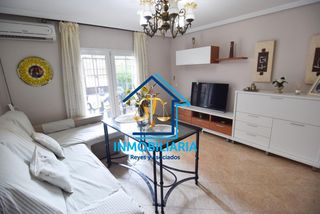 Location Appartement à Poniente-Norte - Miralbaida - Parque Azahara. Se alquila vivienda con gran patio exterior de uso privado