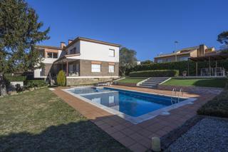 Casa adossada a Palau. Casa en palau muy soleada con jardín y piscina