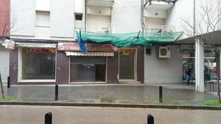 Local Comercial a Anguel guimera 97. Local amplio con mucho escaparate en salt
