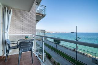 Appartement à Sant Antoni. Apartamento con licencia turística en primera linia de mar