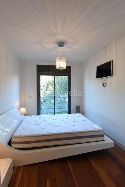 Foto 24daec88-1e46-4ce5-9b5b-3d361375481e. Alquiler piso lujoso piso con grande terraza y vistas al mar en Can Pei en Sitges