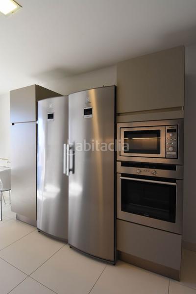 Foto 3afe1d7f-0deb-4e42-9235-980effca7408. Alquiler piso lujoso piso con grande terraza y vistas al mar en Can Pei en Sitges