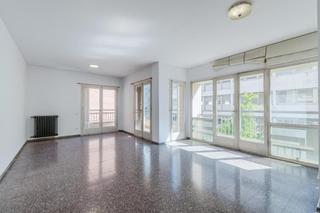 Appartement à Eixample Nord. Piso céntrico con terraza para reformar
