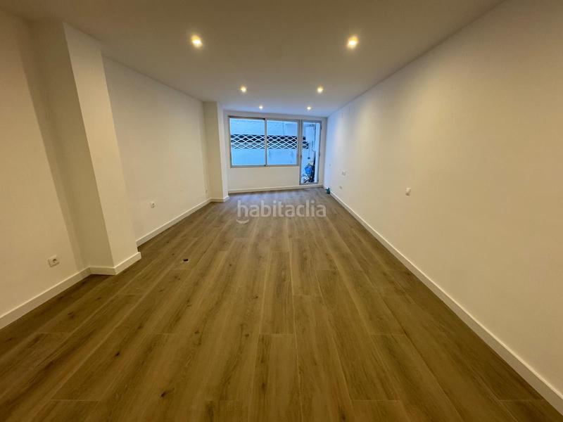 Foto df150335-cb47-410a-82e0-e99f9a54f25f. Oficina  reformada en Sant Antoni Barcelona