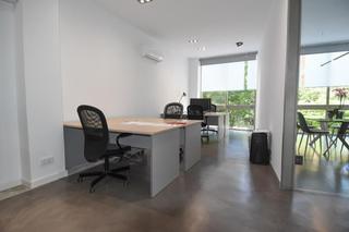 Lloguer Oficina a Centre-Barri Vell. Se alquila espacio de trabajo fijo mesa de coworking  al lado de