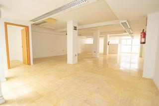 Local Comercial en Calle real 5. Local comercial de 679m2 en calle real almera