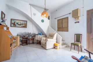 Casa in Huércal de Almería. Oportunidad!!! casa con terreno haciendo esquina para reforma in
