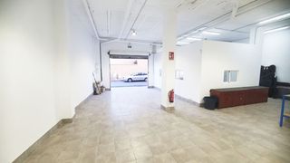 Local Comercial a Calle castillo velez blanco 23. Oportunidad local de almacén y oficina con licencia zona correos