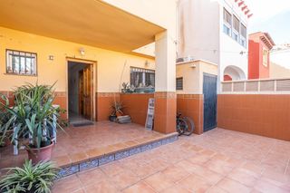 Maison jumelée à Benahadux. Benahadux  adosado con solarium 35 m2  4 habitaciones 1 vestidor
