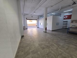 Business premise in Calle castillo velez blanco 23. Inversión con alta rentabilidad. local con posibilidad de cambio