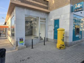 Rent Business premise in Calle esmeralda 1. Huercal almeria  los pinos alquiler local comercial esquina  esc