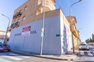 Alquiler Local Comercial en Calle alcazaba almeria 40. Alquiler   huércal almeria  local comercial en esquina 3 calles