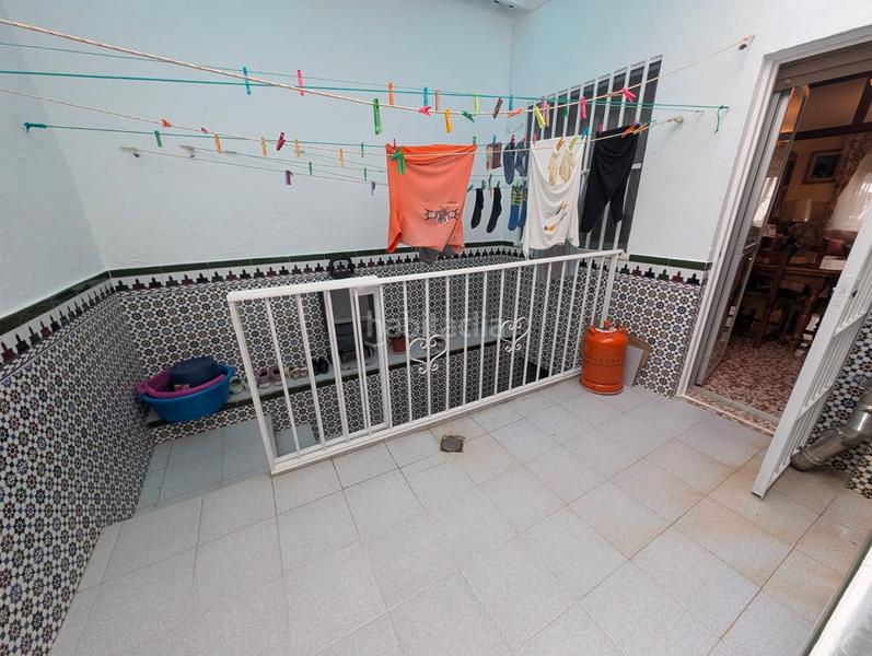 Foto 06abb110-70cd-46b7-9315-ee1e5f14c9ea. Casa adossada amb aparcament a jardín Lucena Lucena